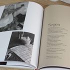 Text: "Segen". Ein geöffnetes Buch zeigt links Fotos eines Picknicks, rechts steht ein Gedicht über Sommersegen.