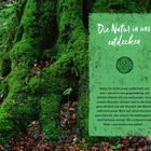 „Die Natur in uns entdecken.“ Grüner Hintergrund mit Text, grün bemooster Baumstamm mit Herbstblättern.