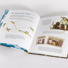 "Das Leben einer Pilotin" mit Illustrationen von Flugzeugen und einer Pilotin neben einem Flugzeug.