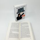 Buch: „Mach mal das große Leselicht an“ von Torsten Sträter. Ein geöffnetes Buch liegt davor.