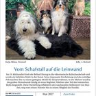 Katja Mikus, Wentorf. Jelly, 4, Bobtail. Vom Schafstall auf die Leinwand. Drei Hunde und eine Katze vor Holztür und Pflanzen.