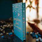 „Sensitive Soul Playbook“ in goldener Schrift auf einem türkisfarbenen, mit Schmetterlingen und Sternen verzierten Buch.