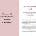 Links steht: „Dein inneres Kind erinnert dich an das, was du nie verloren hast.“ Rechts ist ein Text mit dem Titel: „Das verlorene Kind in dir“, der über Erinnerungen und innere Reisen spricht. Unten steht die Zahl 33.