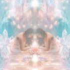 "DER WEG DER SCHÖNHEIT". Eine Frau hält eine Lotusblume, umgeben von kristallartigen Strukturen und einem leuchtenden Licht.