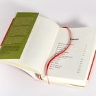 Auf der linken Seite steht ein grüner Text mit einer Rezension. Rechts ist das Inhaltsverzeichnis eines Buches zu sehen.
