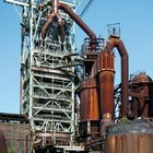 „Führung auf der Henrichshütte in Hattingen“; alte Hüttenkonstruktion, rostig und industriell, im Hintergrund blauer Himmel.