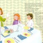 Nadja nimmt Elias an die Hand und führt ihn zum Tisch. Teller mit verziertem Buch, Gespräche über Haggada und Prophet Elias.