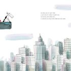 Texte in Großbuchstaben über New York. Ein Hund mit Fernglas auf Balkon schaut auf Stadtlandschaft mit Hochhäusern.