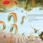 Text über Abenteuer mit Meeresungeheuern. Illustrationen von Tieren auf einem Steg, umgeben von Tentakeln im Wasser.