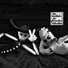 Text: "Die Rückkehr der glorreichen Halunken". Zwei Stoffpuppen, eine mit Cowboyhut, liegen entspannt nebeneinander.