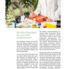 Texte: "DIE KRÄUTERKUNDE IM LICHT DER WISSENSCHAFT." Ein Forscher mit Kräutern und Chemikalien an einem Tisch.