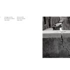 Brücke am Rio dei Frari in Venedig, Italien, 2004. Eine Schwarz-Weiß-Fotografie zeigt eine Brücke mit Riss in Steinmauer.