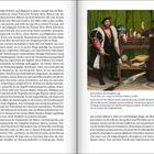 Seite mit Text links und rechts, dazu eine Darstellung: Zwei Männer in Renaissance-Kleidung, viele Objekte. 