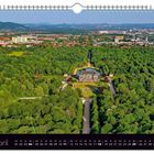 "Palais im Großen Garten," "April." Luftaufnahme eines grünen Parks mit einem großen Gebäude und einer Stadt im Hintergrund.