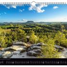 April 01-30. Aussicht über die grüne Landschaft in der Sächsischen Schweiz bei Sonnenschein und blauem Himmel.