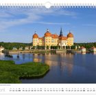 Kalenderseite April mit Schloss Moritzburg am Wasser unter blauem Himmel, umgeben von grüner Natur.