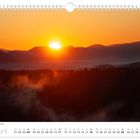 April, 01 bis 30; Sonnenaufgang auf der Kaiserkrone; Kalender. Sonnenaufgang hinter dunklen Hügeln.