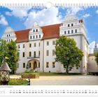 Ortenburg – Sitz des Sächsischen Oberverwaltungsgerichts. Kalender zeigt April. Historisches Gebäude mit rotem Dach und Bäumen.