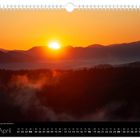 Kalenderblatt; "April" steht unten links. Oben ein Sonnenaufgang über bewaldeten Hügeln mit orange-gelbem Himmel.