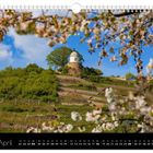 Kalenderseite für April mit Text "Jacobstein". Oben ein Hügel mit Weinreben, Pavillon, blühenden Zweigen, blauer Himmel.