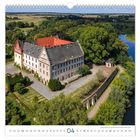 „Schloss Trebsen, das am Westufer der Mulde errichtet wurde.“ April-Kalenderblatt. Ein Schloss in einer grünen Landschaft.