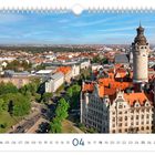 Kalenderblatt mit Datumsangaben, Neuse Rathaus. Stadtpanorama mit elegantem Turm und Gebäuden mit roten Dächern.