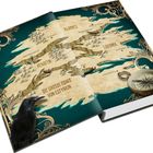 Karte mit den Texten: LOEGRIA, PENRITH, ALARICE, DIE GROSSE ÖDNIS VON ESTYRION. Verziert mit Kompass und Rabe.