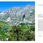 Inhalt und eine Liste von Outdoor-Aktivitäten in alpiner Landschaft; grüne Täler, Berge, blauer Himmel, Wanderer mit Rucksack.