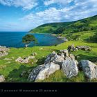 Murlough Bay, 2027 April; Kalenderansicht unten. Landschaft mit grünen Hügeln, Felsen und blauem Meer.
