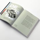 Links: "DE 163 912" in großen weißen Ziffern mit einem retro Auto. Rechts: Textabsatz auf grünem Hintergrund.