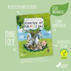 Buchtitel "Schatten ist für alle da!" umgeben von Texten über Nachhaltigkeit. Buntes Cover mit Tieren unter einem Baum.