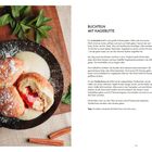 Rezept für Buchteln mit Hagebutte auf einer Seite. Links Buchteln in einer Pfanne mit Vanillesoße, daneben Kräuter.