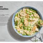„hähnchen geschnetzeltes“ darüber Rezept und Zutatenliste. Rechts Pfanne mit Sahne, Huhn und grünem Spargel. Hand mit Löffel.