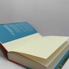 Ein geöffnetes Buch mit leeren Seiten, liegt auf einem türkisfarbenen Hintergrund mit Text.