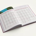 Übersicht 2027, "Das Glück kommt zu denen, die lachen." Monatsübersicht in einem aufgeschlagenen Kalender mit rosa Einband.