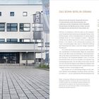 „Das Bonn-Berlin-Drama“, Fassade eines weißen Gebäudes mit „Deutscher Bundestag“ und Flagge. Text erklärt politische Ereignisse.