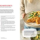 "Cornflakes-Knusper-Schnitzel mit Schupfnudel-Bohnen-Bonus" über Rezept. Frau hält Teller mit Schnitzel, Bohnen, Schupfnudeln.