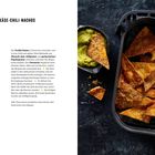 "KÄSE-CHILI-NACHOS" steht auf der linken Seite. Rechts: Tortilla-Dreiecke in einer Heißluftfritteuse und Schale mit Guacamole.