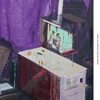 Texte: "AUF DEM DACH UND ANDERE ORTE". Gemälde mit abstrakter Dachlandschaft, lila Vorhängen und Figuren.