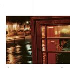 Textpassage: "Noch getaner Arbeit rief ich... mit einem Taxi abholte." Ein Mann in einer roten Telefonzelle bei Nacht.