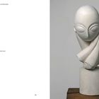 *Mademoiselle Pogany I*, Gips-Skulptur auf Sockel, abstrahiertes Gesicht mit großen Augen.
