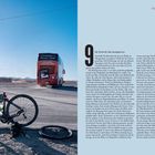 Titicaca-Peru-Bus unter blauem Himmel auf Straße, umgekipptes Fahrrad im Vordergrund. Text über Reiseerfahrungen.