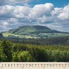 04. Unten Kalenderblatt April, Tage in Reihenfolge. Oben bewaldete Landschaft mit Hügeln und Wolken am Himmel.