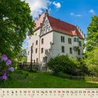 Kalenderblatt 04 mit Schloss im Sonnenschein, umgeben von Bäumen und blühenden Rhododendren.