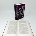 Ein aufgeschlagenes Buch liegt flach; daneben steht ein weiteres mit der Aufschrift "Glory of Broken Hearts" von Ruby Braun.