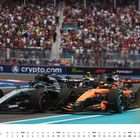 April-Kalender, GP Miami, Rennwagen auf der Strecke. Publikum dicht gedrängt, lebendig und farbenfroh.