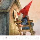 Kalenderblatt: April. Ein Zwerg mit roter Mütze schaut durch das Loch eines Vogelhauses.