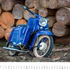 Kalenderseite: "Oktober". Ein blauer Roller, Simson Schwalbe KR51/2, steht vor gestapelten Baumstämmen.