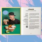Lángos: Schmeckt wie auf der Kirmes. Rezepttext auf weißem Hintergrund. Links ein Mann mit Essen auf grünem Hintergrund.