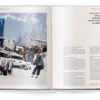 "ICH HATTE ALS KIND ZWEI LIEBLINGS-SPIELZEUGAUTOS, EINES DAVON WAR EIN SILBERNER 911ER." Rennwagen im Schnee, Zuschauer.

